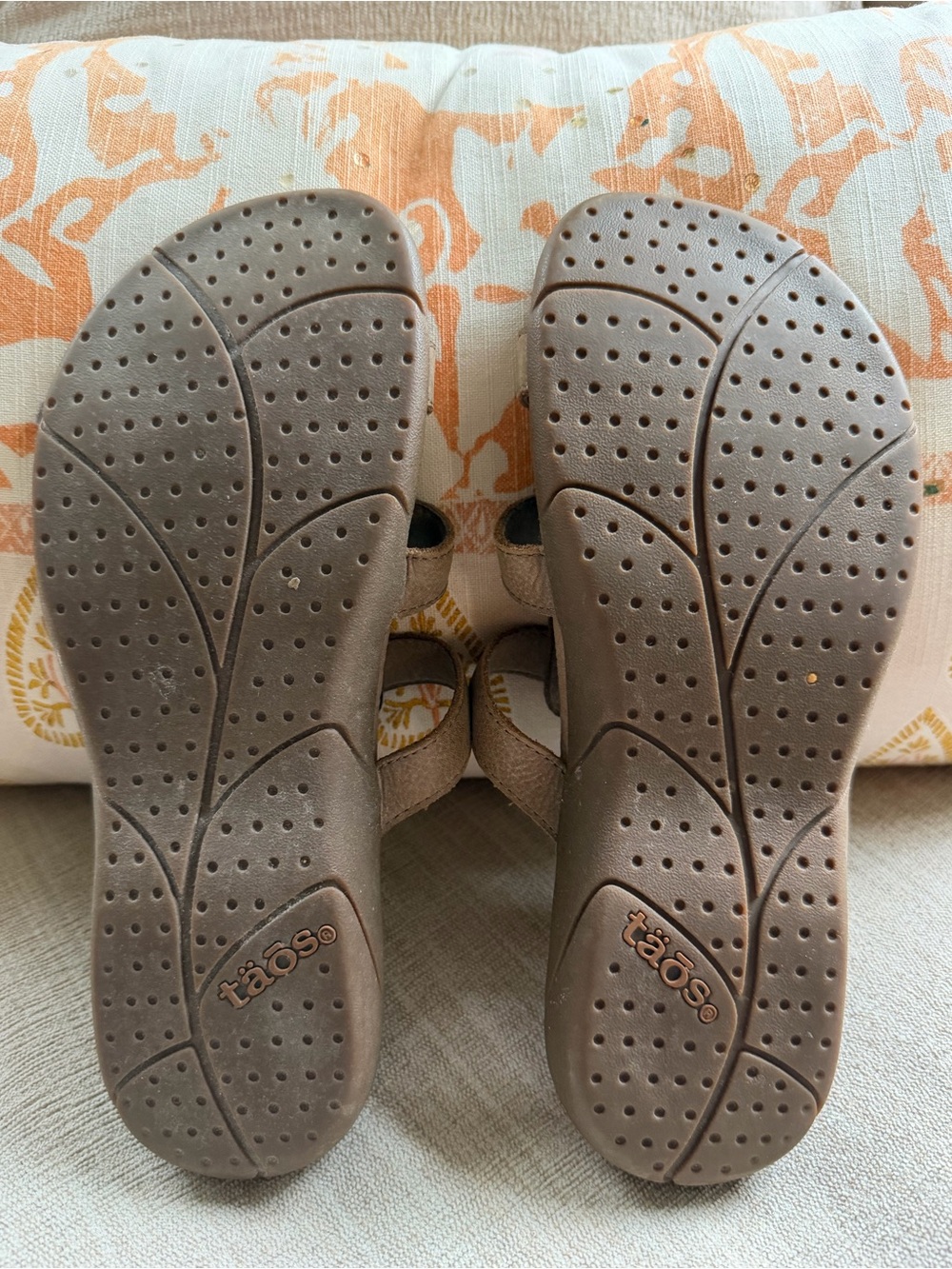 Taos "Good Times" Slip On Tan Leather Sandals. Women's Size: 6. - Picture 7 of 9